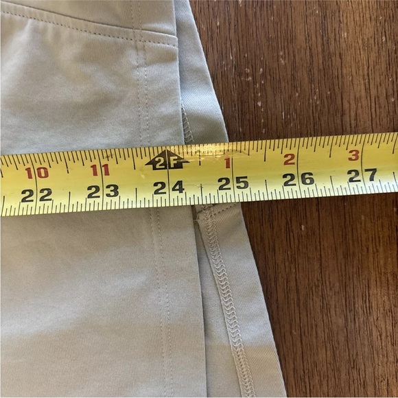 Women’s Under Armour Heatgear Beige Quarter Zip Size Medium With Thumb Holes - Picture 4 of 14